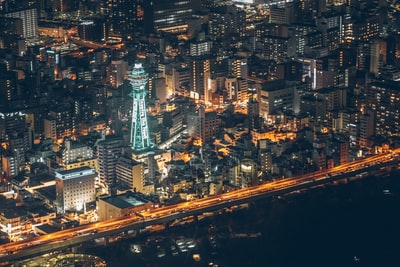 城市建筑物夜间鸟瞰图